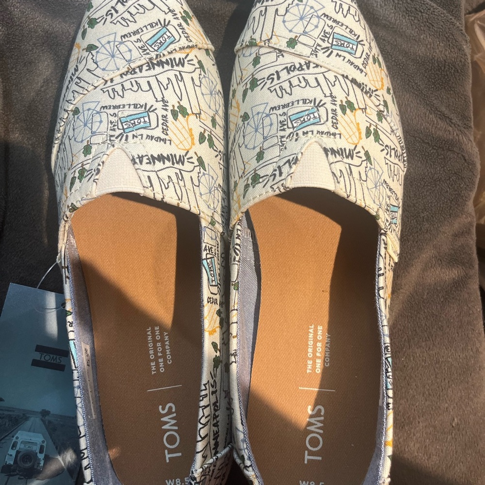 TOMS Natural Canvas Slip-Ons Minneapolis map, women’s size 8.5 NEW NIB